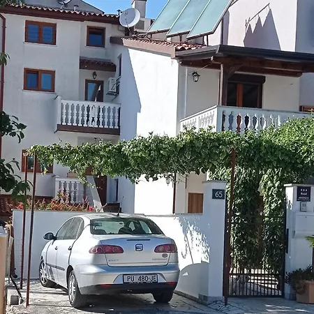 In Stinjan With Balcony, Air Conditioning, Wifi 5018-2 Pula